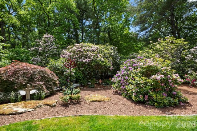 2750 Leucothae Way, Hendersonville, NC 28791