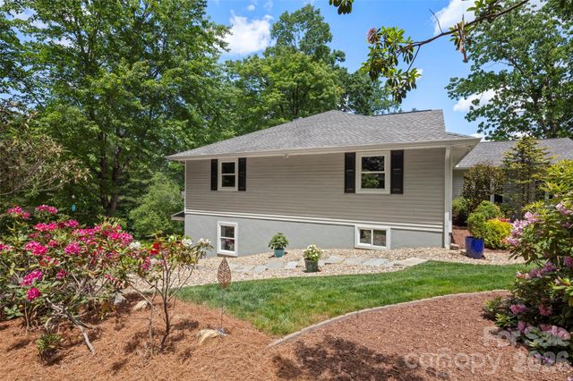 2750 Leucothae Way, Hendersonville, NC 28791