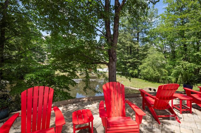 2750 Leucothae Way, Hendersonville, NC 28791