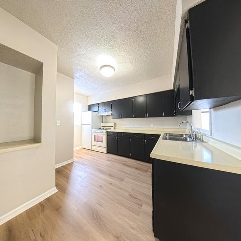 823 E 23rd Court, Des Moines, IA 50317