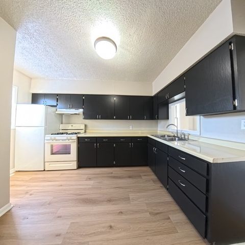 823 E 23rd Court, Des Moines, IA 50317