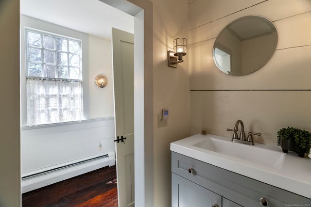 1696 Main Street, Glastonbury, CT 06033