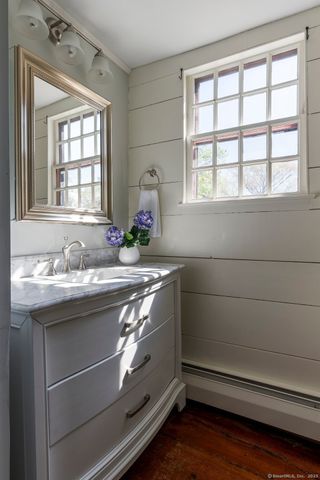 1696 Main Street, Glastonbury, CT 06033