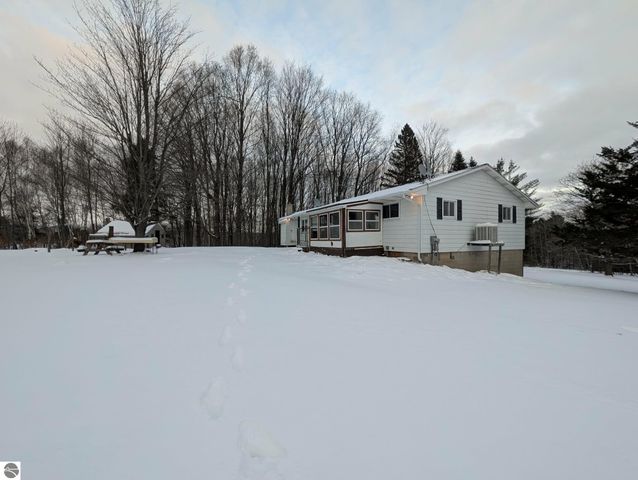 17527 110th Avenue, Evart, MI 49631