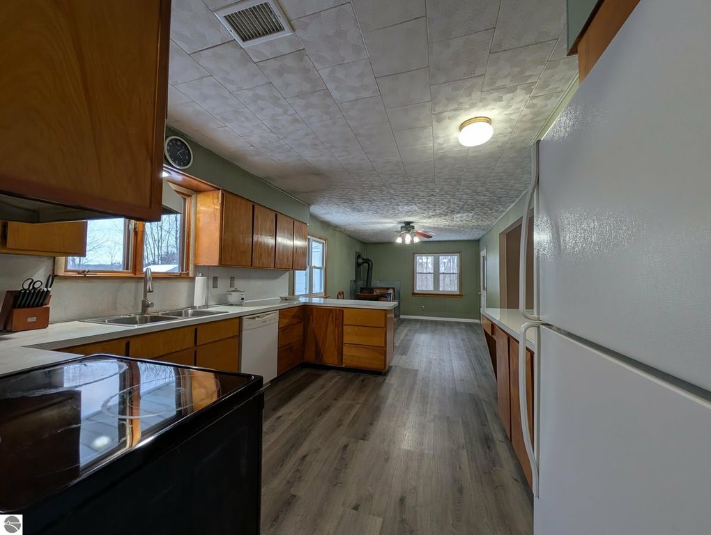 Image 8 of property listing at 17527 110th Avenue, Evart, MI 49631