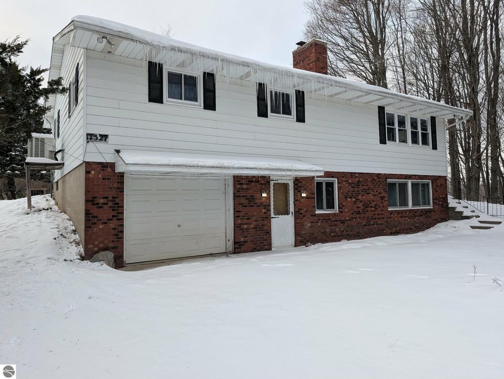 Image 3 of property listing at 17527 110th Avenue, Evart, MI 49631