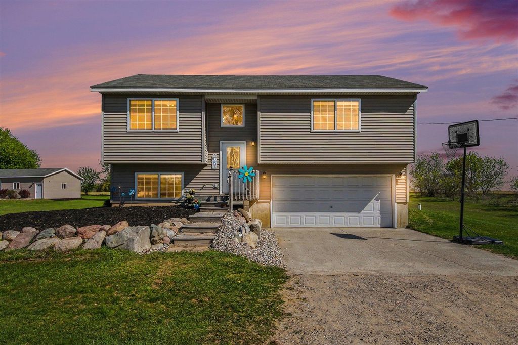 7864 County Farm Road, Greenville, MI 48838