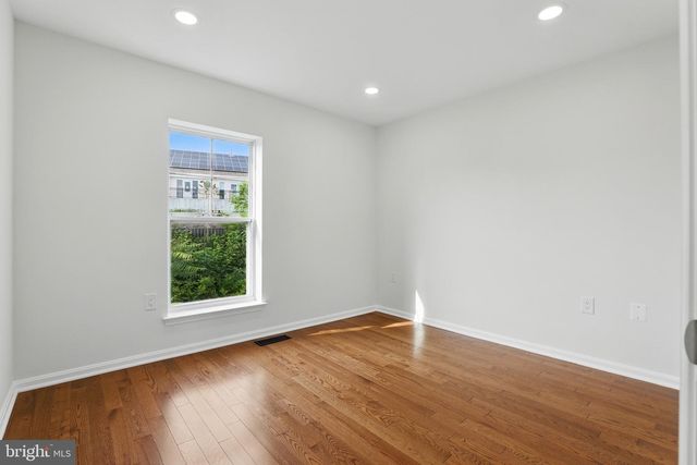 402 WOODCREST DR SE, Washington, DC 20032