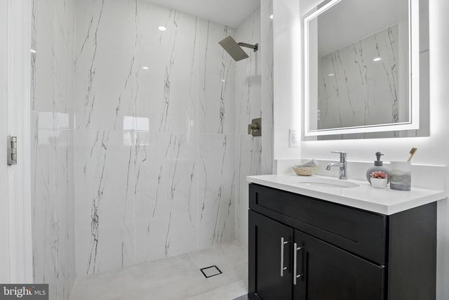 402 WOODCREST DR SE, Washington, DC 20032