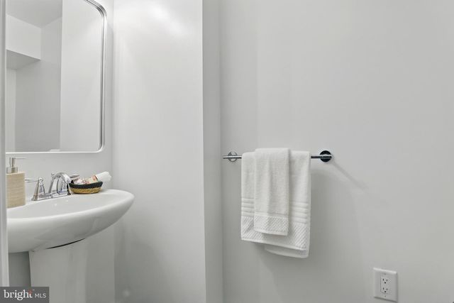402 WOODCREST DR SE, Washington, DC 20032
