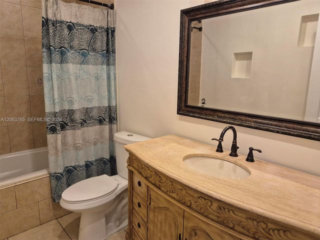 214 Wimbledon Lake Drive 57, Plantation, FL 33324