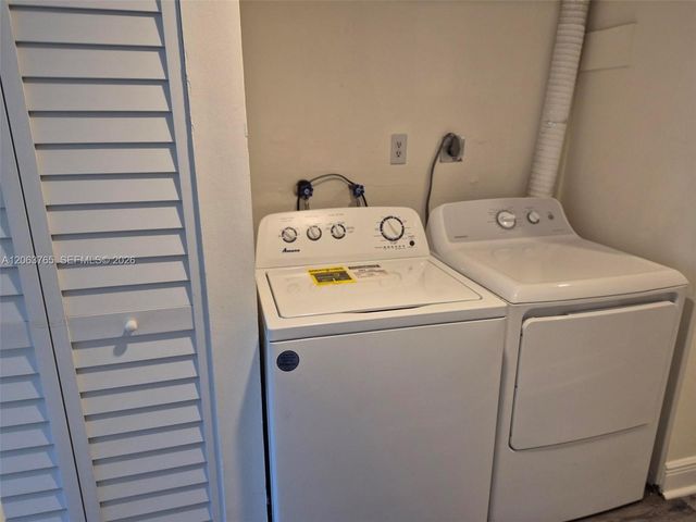 214 Wimbledon Lake Drive 57, Plantation, FL 33324