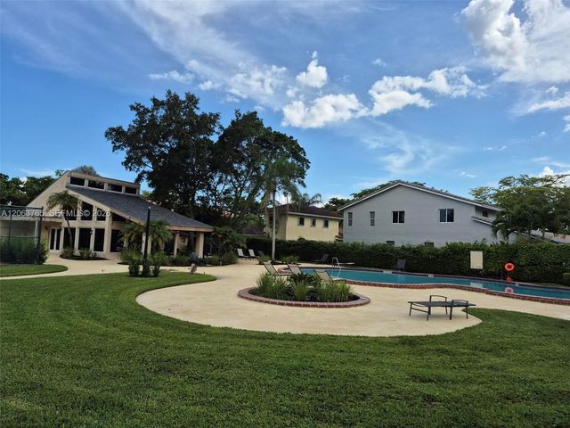 214 Wimbledon Lake Drive 57, Plantation, FL 33324