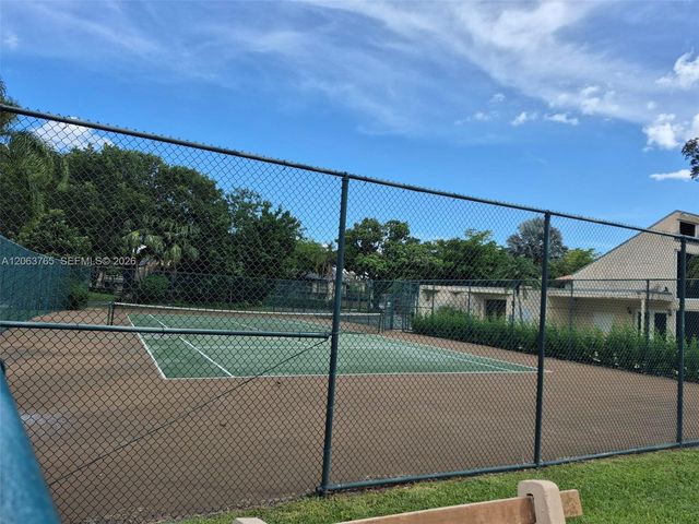 214 Wimbledon Lake Drive 57, Plantation, FL 33324