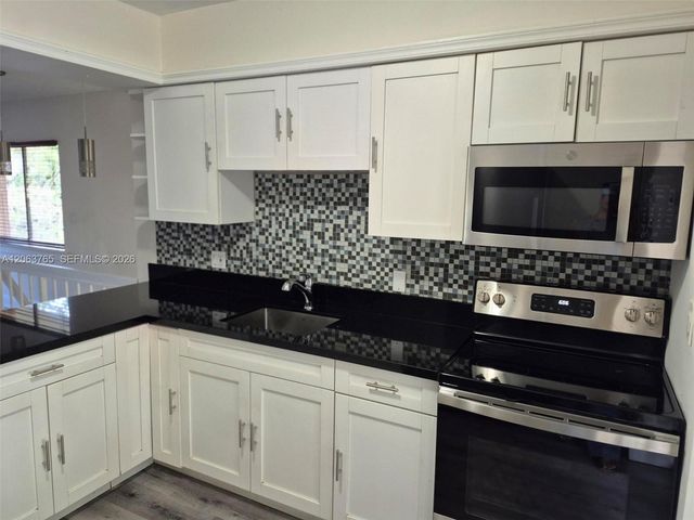 214 Wimbledon Lake Drive 57, Plantation, FL 33324