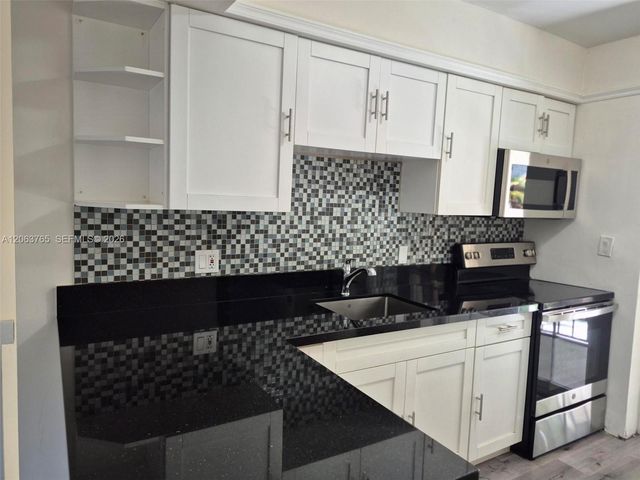 214 Wimbledon Lake Drive 57, Plantation, FL 33324