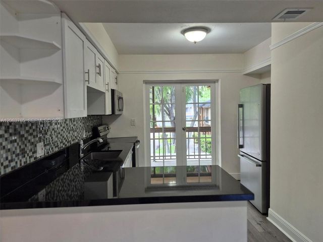 214 Wimbledon Lake Drive 57, Plantation, FL 33324