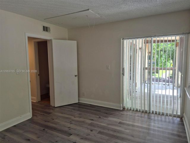 214 Wimbledon Lake Drive 57, Plantation, FL 33324