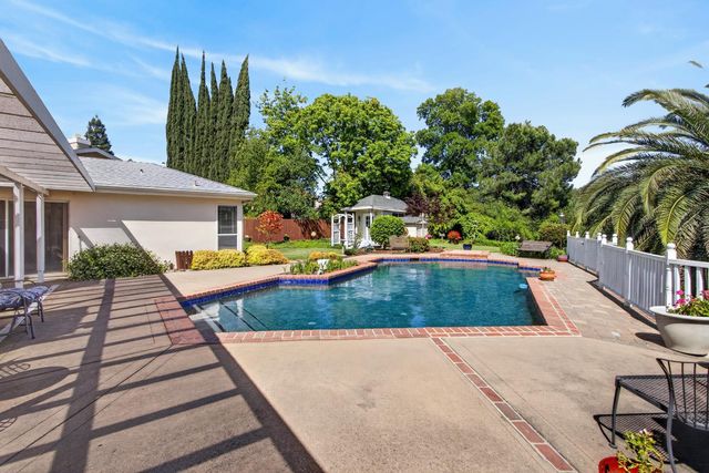 226 Firestone Dr, Roseville, CA 95678