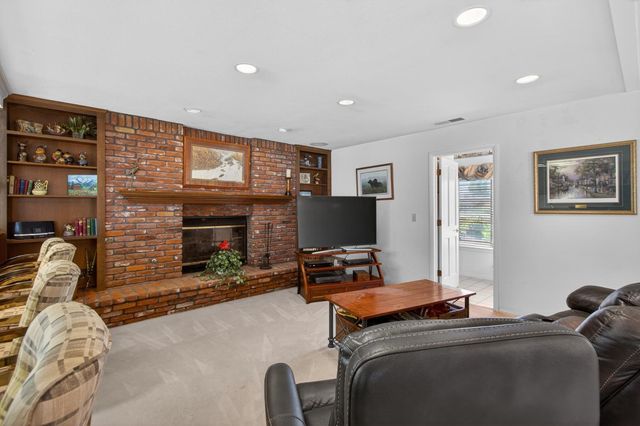 226 Firestone Dr, Roseville, CA 95678