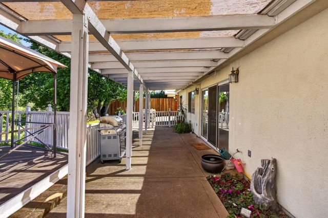 226 Firestone Dr, Roseville, CA 95678