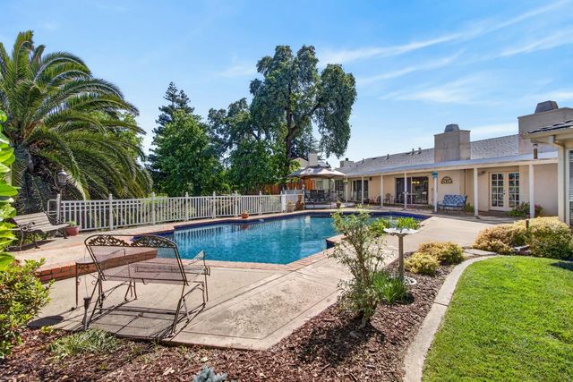 226 Firestone Dr, Roseville, CA 95678
