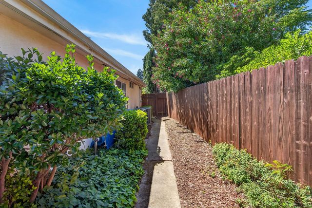 226 Firestone Dr, Roseville, CA 95678