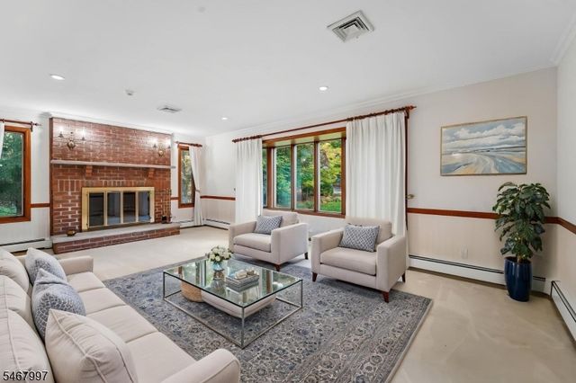 28 Parker Pl, Upper Saddle River Boro, NJ 07458