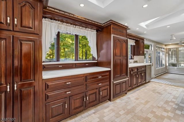 28 Parker Pl, Upper Saddle River Boro, NJ 07458