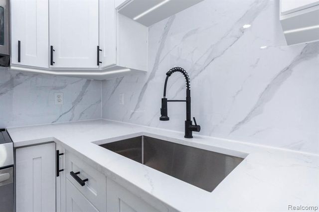 20318 Rodeo Court, Southfield, MI 48075