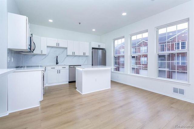 20318 Rodeo Court, Southfield, MI 48075