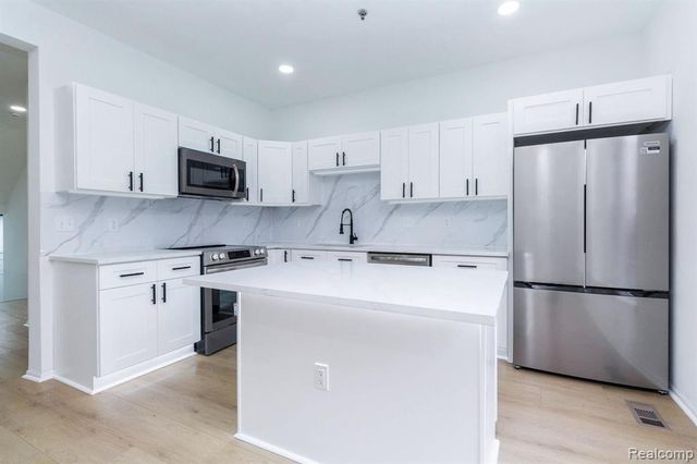 20318 Rodeo Court, Southfield, MI 48075