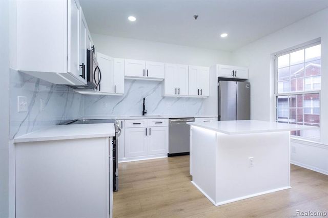 20318 Rodeo Court, Southfield, MI 48075