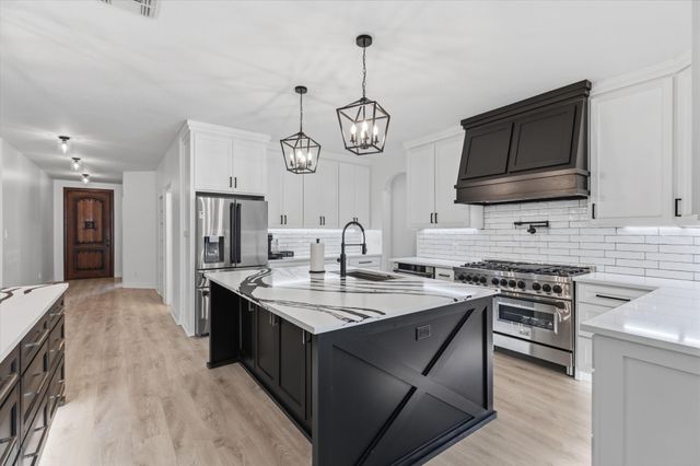 8472 Grand Lake Estates Drive, Montgomery, TX 77316