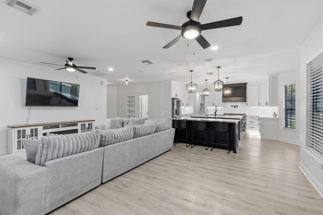 8472 Grand Lake Estates Drive, Montgomery, TX 77316