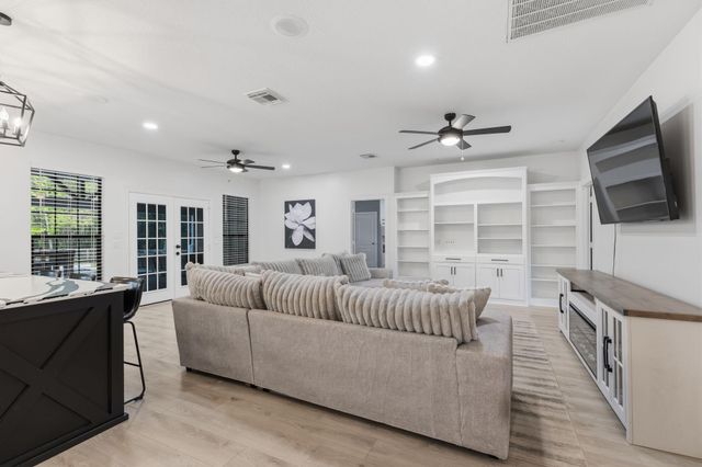 8472 Grand Lake Estates Drive, Montgomery, TX 77316