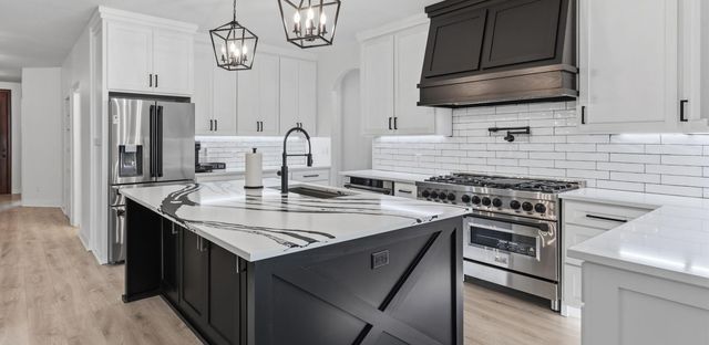 8472 Grand Lake Estates Drive, Montgomery, TX 77316