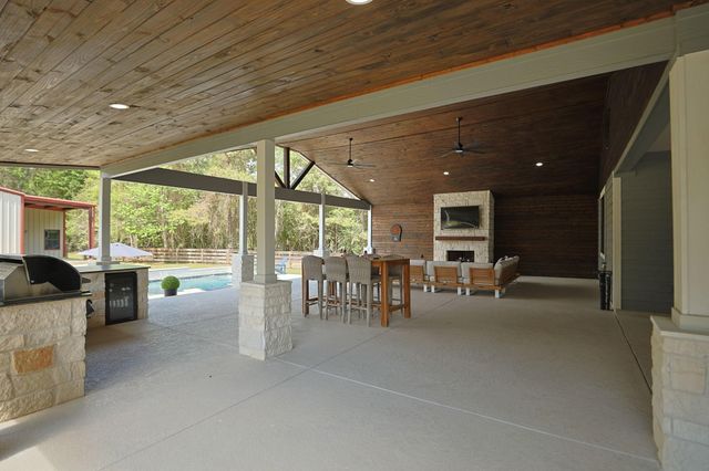 8472 Grand Lake Estates Drive, Montgomery, TX 77316