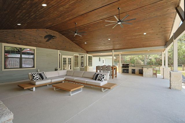 8472 Grand Lake Estates Drive, Montgomery, TX 77316