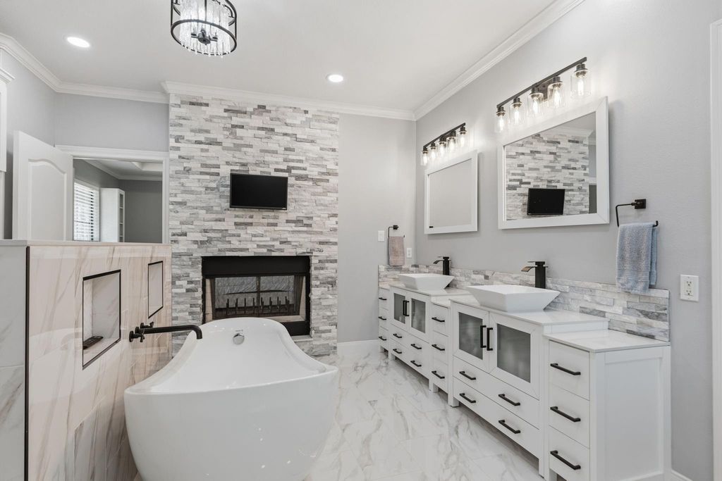 8472 Grand Lake Estates Drive, Montgomery, TX 77316