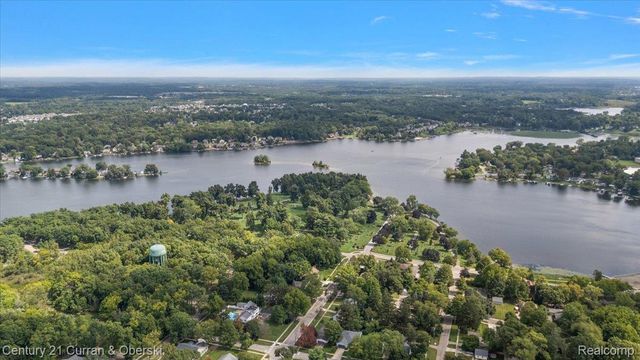 219 E Caledonia Street, Howell, MI 48843