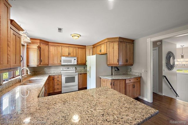 219 E Caledonia Street, Howell, MI 48843