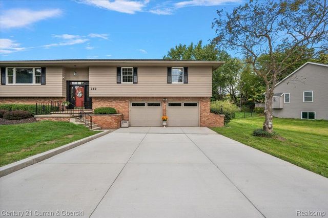 219 E Caledonia Street, Howell, MI 48843