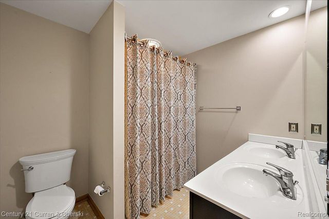219 E Caledonia Street, Howell, MI 48843
