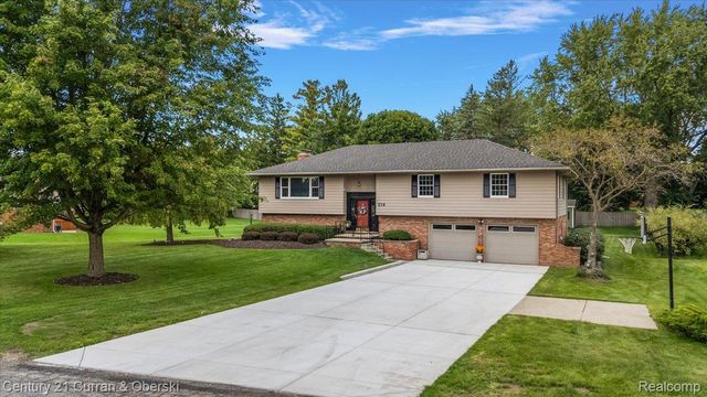 219 E Caledonia Street, Howell, MI 48843
