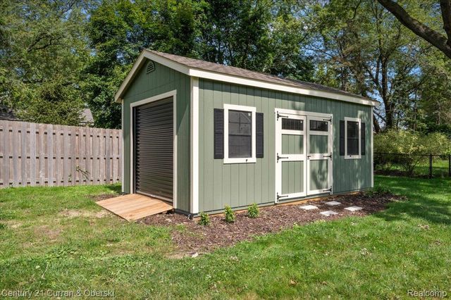 219 E Caledonia Street, Howell, MI 48843