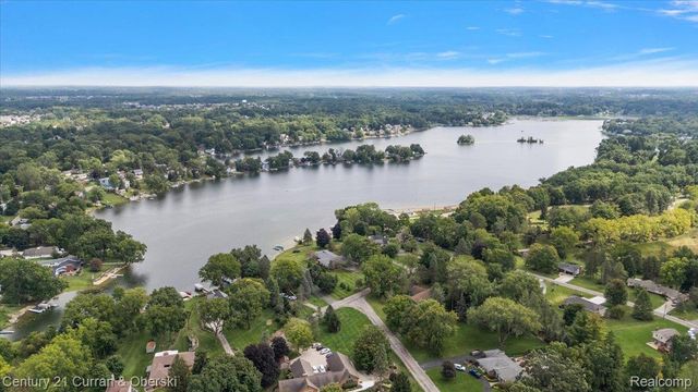 219 E Caledonia Street, Howell, MI 48843