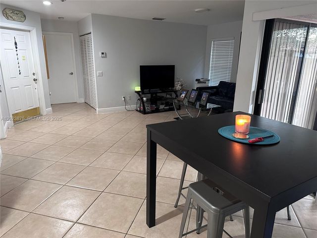 15205 SW 48th Ter H-80, Miami, FL 33185