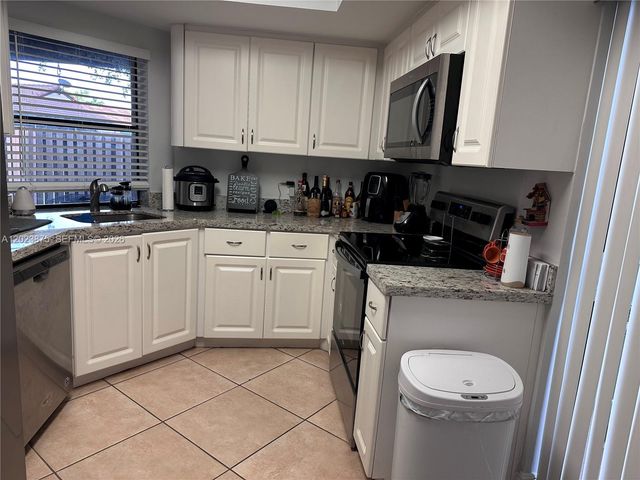 15205 SW 48th Ter H-80, Miami, FL 33185