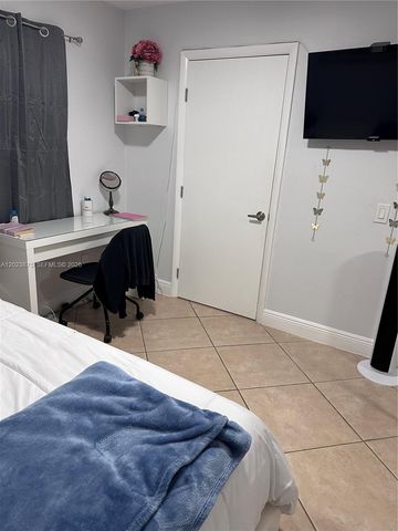 15205 SW 48th Ter H-80, Miami, FL 33185